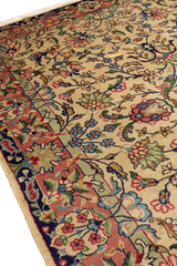 Vista diagonal de una alfombra con diseños florales en colores suaves sobre un fondo beige.