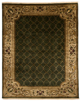 Alfombra clásica con fondo verde y diseño de rombos dorados.
