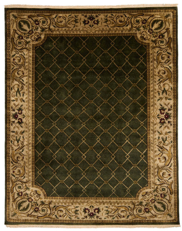 Alfombra clásica con fondo verde y diseño de rombos dorados.