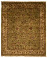 Alfombra verde con un diseño de rejilla geométrica en tonos dorados y un borde ornamentado en beige