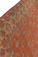 Detalle del reverso de la alfombra oriental resaltando la textura tejida.