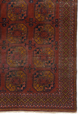 Alfombra con diseño floral verde oliva y beige enmarcada en un borde decorativo