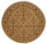Alfombra oriental rectangular con diseño repetitivo geométrico en tonos beige y rojo.