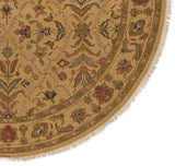 Detalle de alfombra oriental mostrando su patrón repetido en tonos rojizos y beige.