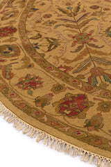 Vista lateral de alfombra oriental con diseño geométrico en color rojo y beige.