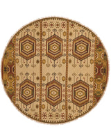 Alfombra circular beige con intrincados patrones florales, rodeada por un borde con detalles simétricos.