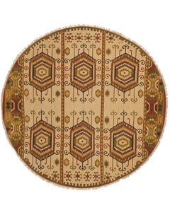 Alfombra circular beige con intrincados patrones florales, rodeada por un borde con detalles simétricos.