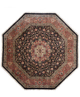 Alfombra persa octagonal con diseño floral en tonos oscuros y detalles rosados.