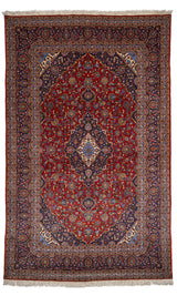 Alfombra redonda de tonos verdes con diseño floral y borde beige.