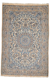  Alfombra redonda con motivos florales en tonos verde y beige.