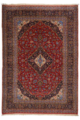 Alfombra persa con fondo rojo y detalles florales en azul y beige.