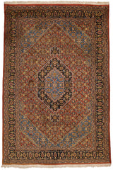 Vista completa de una alfombra persa con medallón central, rica en detalles florales y colores intensos como azul, negro y rojo.