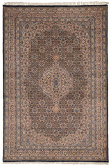 Vista completa de la alfombra persa con diseño floral detallado y medallón central en tonos azul marino, beige y rosa antiguo.
