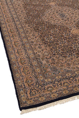 Perspectiva lateral de la alfombra que enfatiza la armonía entre el medallón central y los bordes decorativos con motivos florales.