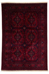 Vista completa de la alfombra oriental con fondo rojo intenso y patrones simétricos florales en tonos rosado, blanco y negro.