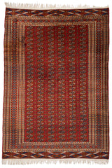 Vista superior completa de una alfombra oriental con diseño repetitivo en tonos rojizos y detalles geométricos.