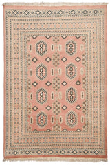 Vista frontal completa de una alfombra oriental en tonos rosados con patrones geométricos tribales.