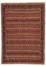 Vista superior completa de una alfombra oriental de diseño tribal, con fondo rojo y patrones repetitivos en franjas horizontales.