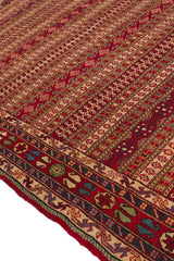 Perspectiva lateral de la alfombra que permite apreciar el dinamismo de los diseños lineales y las guardas multicolores.