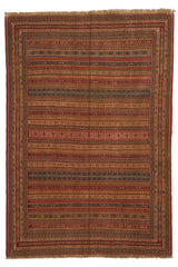 Vista superior completa de una alfombra tradicional de Asia Central con diseño geométrico y patrón en franjas de tonos rojizos, marrones y verdes.