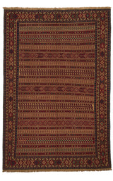 Vista completa de la alfombra oriental con patrones geométricos en tonos rojo, beige y verde, enmarcada por una guarda detallada.