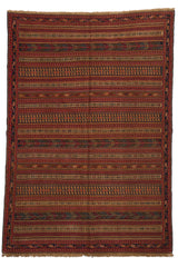 Vista completa de una alfombra tradicional con patrones geométricos horizontales en tonos beige, rojo, verde y negro.