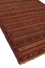 Perspectiva diagonal de la alfombra que resalta la textura del tejido y la riqueza de los colores cálidos.