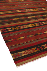 Perspectiva lateral opuesta de la alfombra que muestra los patrones simétricos y el borde final con flecos claros.