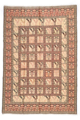 Alfombra artesanal rectangular con patrones geométricos de figuras antropomorfas y aves en tonos beige, rosa y negro