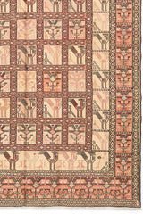 Detalle del diseño lateral de la alfombra con bordes decorados en tonos rosa y motivos geométricos repetitivos