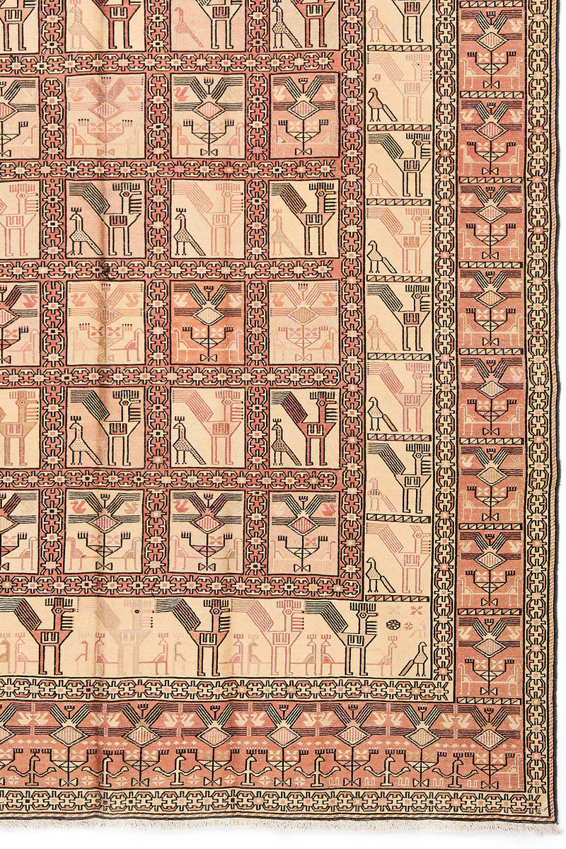 Detalle del diseño lateral de la alfombra con bordes decorados en tonos rosa y motivos geométricos repetitivos
