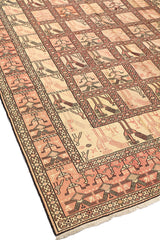 Vista en perspectiva de la alfombra mostrando los patrones cuadrados en tonos claros y figuras tradicionales estilizadas