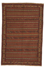 Vista completa de alfombra oriental de diseño tribal con patrones de franjas horizontales en tonos beige, rojo y azul.