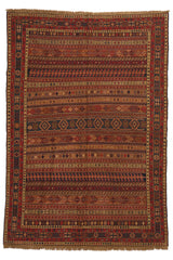 Vista completa de una alfombra oriental de diseño geométrico en tonos terracota, beige y negro.