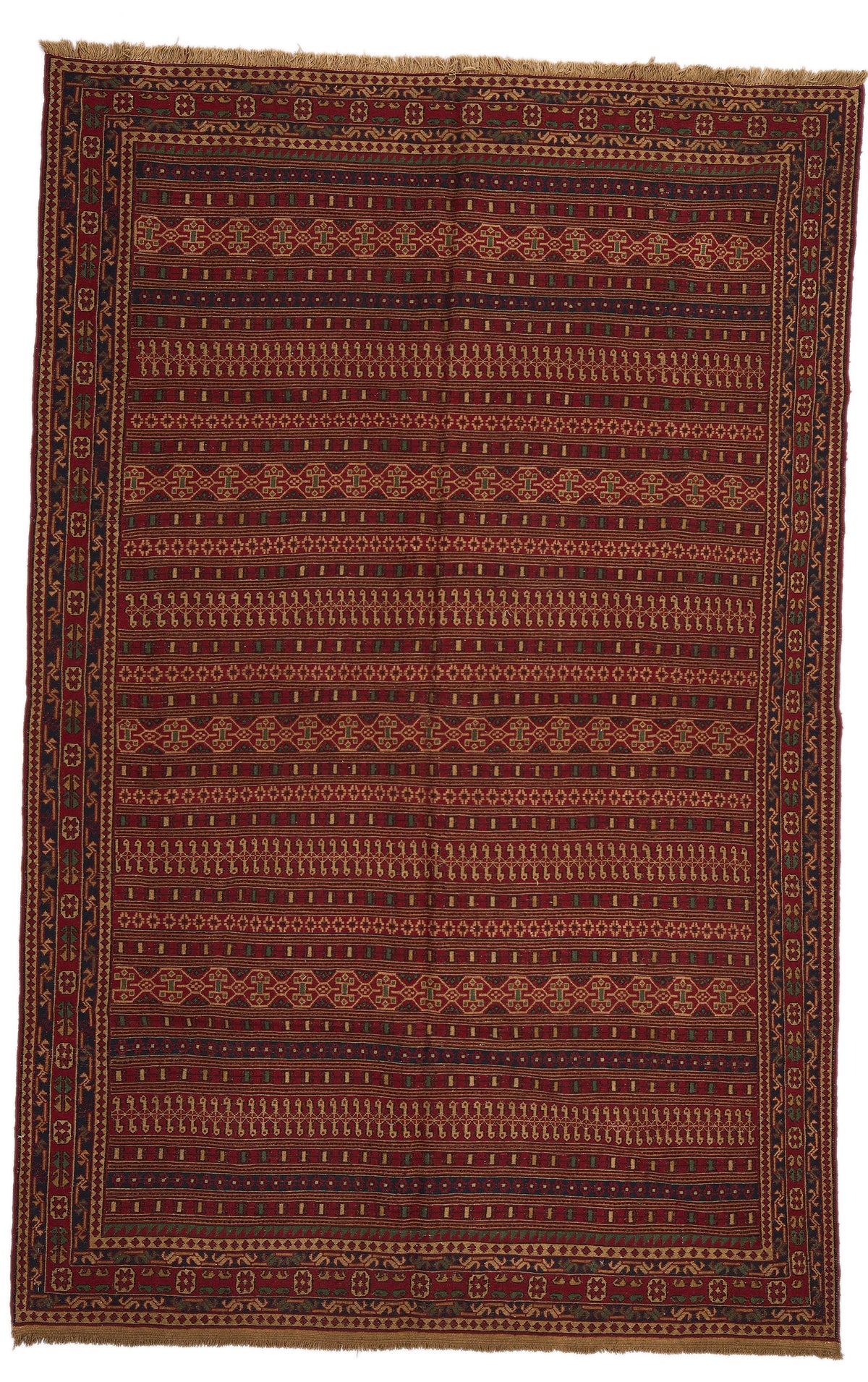 Alfombra oriental vista desde arriba con diseño de franjas horizontales y fondo rojo oscuro.