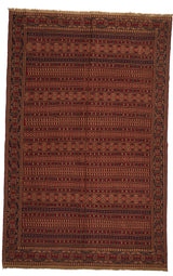 Alfombra oriental vista desde arriba con diseño de franjas horizontales y fondo rojo oscuro.