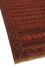 Perspectiva diagonal de la alfombra con énfasis en las franjas repetitivas y bordes decorados.