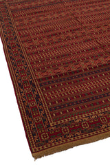 Vista en ángulo mostrando el diseño simétrico de la alfombra y la intensidad de sus colores.