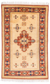 Vista completa de una alfombra tradicional en tonos beige, rojo y azul con motivos geométricos y florales, rodeada por un borde decorativo.