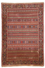 Alfombra oriental vista completa con diseño horizontal de franjas multicolores y detalles geométricos tradicionales.