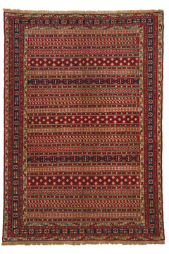 Vista completa de alfombra tradicional con patrones geométricos y franjas en tonos rojos, beige y azul marino.