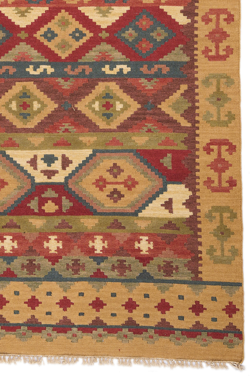 Detalle del borde inferior derecho de la alfombra mostrando figuras en forma de rombos y líneas escalonadas.