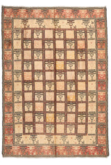 Vista frontal completa de una alfombra vintage con patrón cuadriculado y detalles tribales en tonos beige, rosado y dorado.