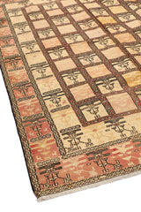 Perspectiva lateral de la alfombra extendida, con énfasis en el diseño repetitivo de cuadros con figuras estilizadas en negro.