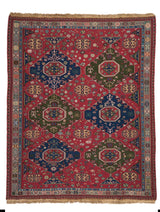 Vista completa de una alfombra kilim tradicional con fondo rojo intenso y motivos geométricos en azul y verde.