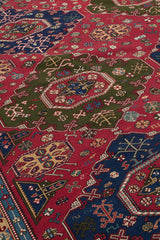 Perspectiva angular de la alfombra que resalta los motivos florales estilizados y las figuras octogonales verdes.