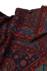 Detalle del reverso de una alfombra kilim mostrando el tejido artesanal y colores intensos del borde y centro decorativo.