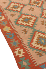 Vista en ángulo que resalta los patrones en rombo y la textura del tejido kilim artesanal.