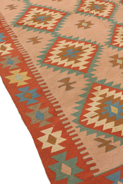 Vista en ángulo que resalta los patrones en rombo y la textura del tejido kilim artesanal.
