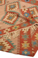 Detalle del reverso y flecos de la alfombra mostrando el tejido plano característico del kilim.